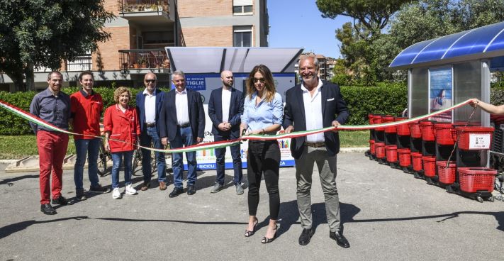 Inaugurato nel Carrefour Market di Grosseto l’ecocompattatore per il riciclo delle bottiglie di plastica