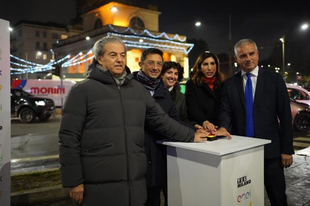 Milano, accese con l’integrazione di pannelli solari le luci di Natale di corso Buenos Aires
