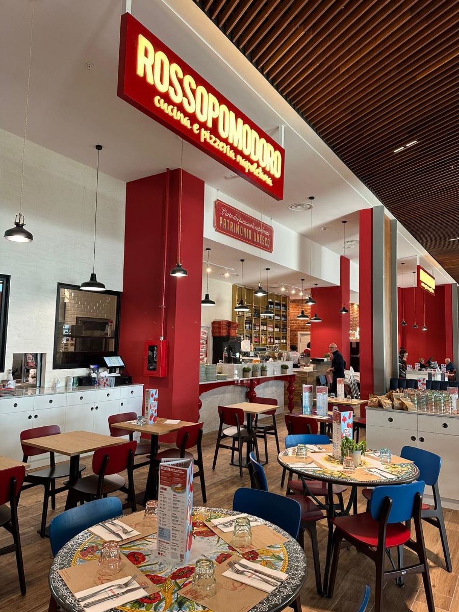 Si aggiungono due realizzazioni al portfolio di Augusto Contract: firmati i locali di Panino Giusto e Rossopomodoro nel nuovo Merlata Bloom