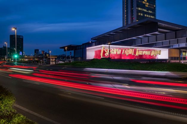 Si accende a Milano “The Corner”: il primo digital landmark italiano