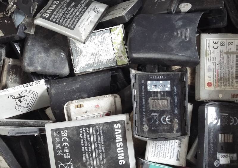 Dalle batterie usate degli smartphone si ricavano smalti per colorare le piastrelle