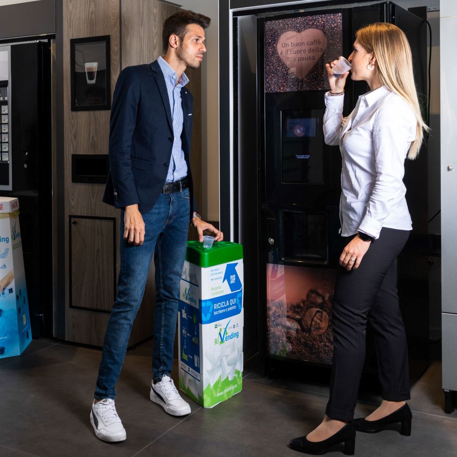 RiVending: risparmiate 300 ton. di co2 nel 2023 grazie a 53 milioni di bicchierini raccolti alle vending machine