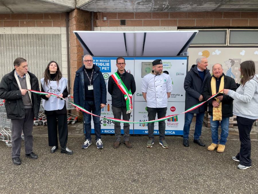 A Castiglion Fibocchi Etruria Retail inaugura un nuovo eco-compattatore per il riciclo delle bottiglie di plastica