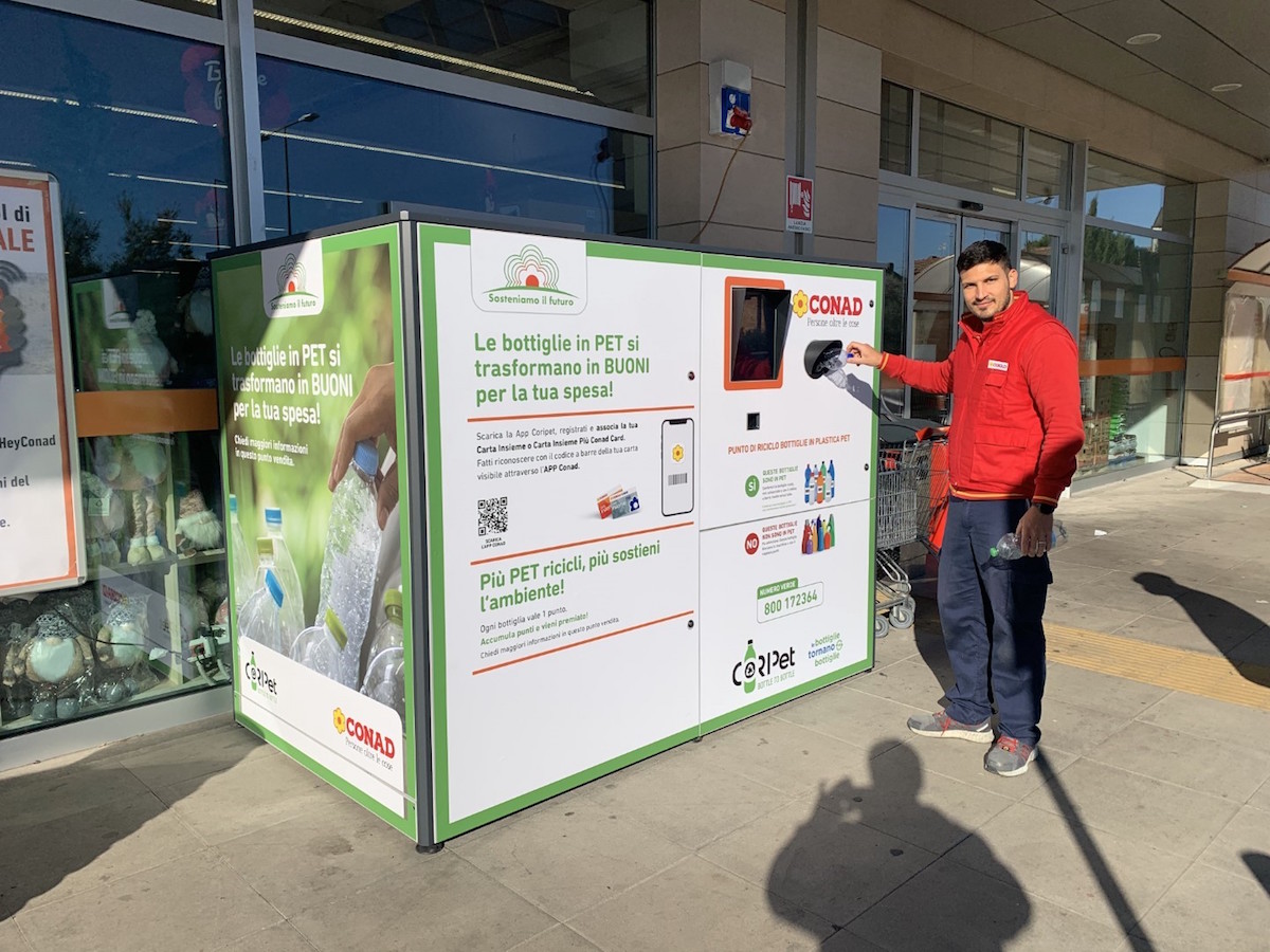 Riciclare le bottiglie di plastica per risparmiare sulla spesa: al Conad di Savignano apre l’ecocompattatore Coripet