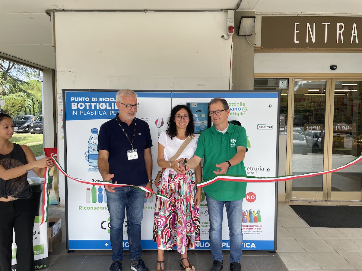 Etruria Retail inaugura un nuovo ecocompattatore per il riciclo delle bottiglie di plastica